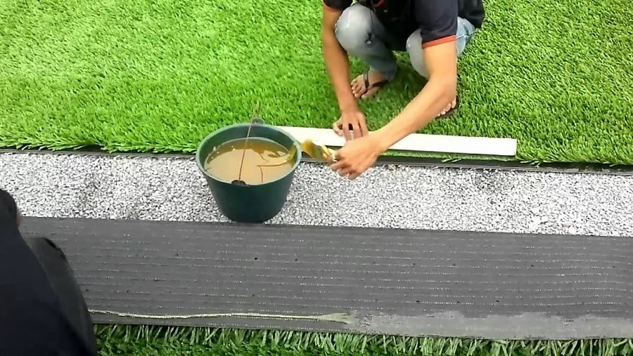 Keo con chó dán thảm trải sàn, cỏ nhân tạo