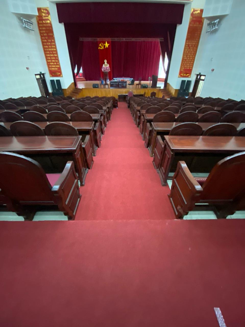 Thi công thảm trải sàn Hội trường Tỉnh Uỷ Nghệ An